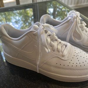 Night Court Vision Low Nike sz 7 Good condition